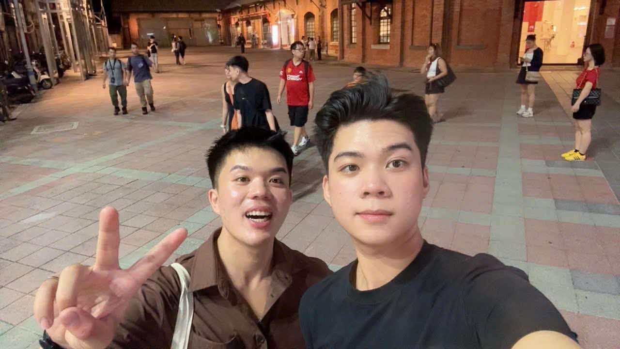 Như Thiện và anh trai.
