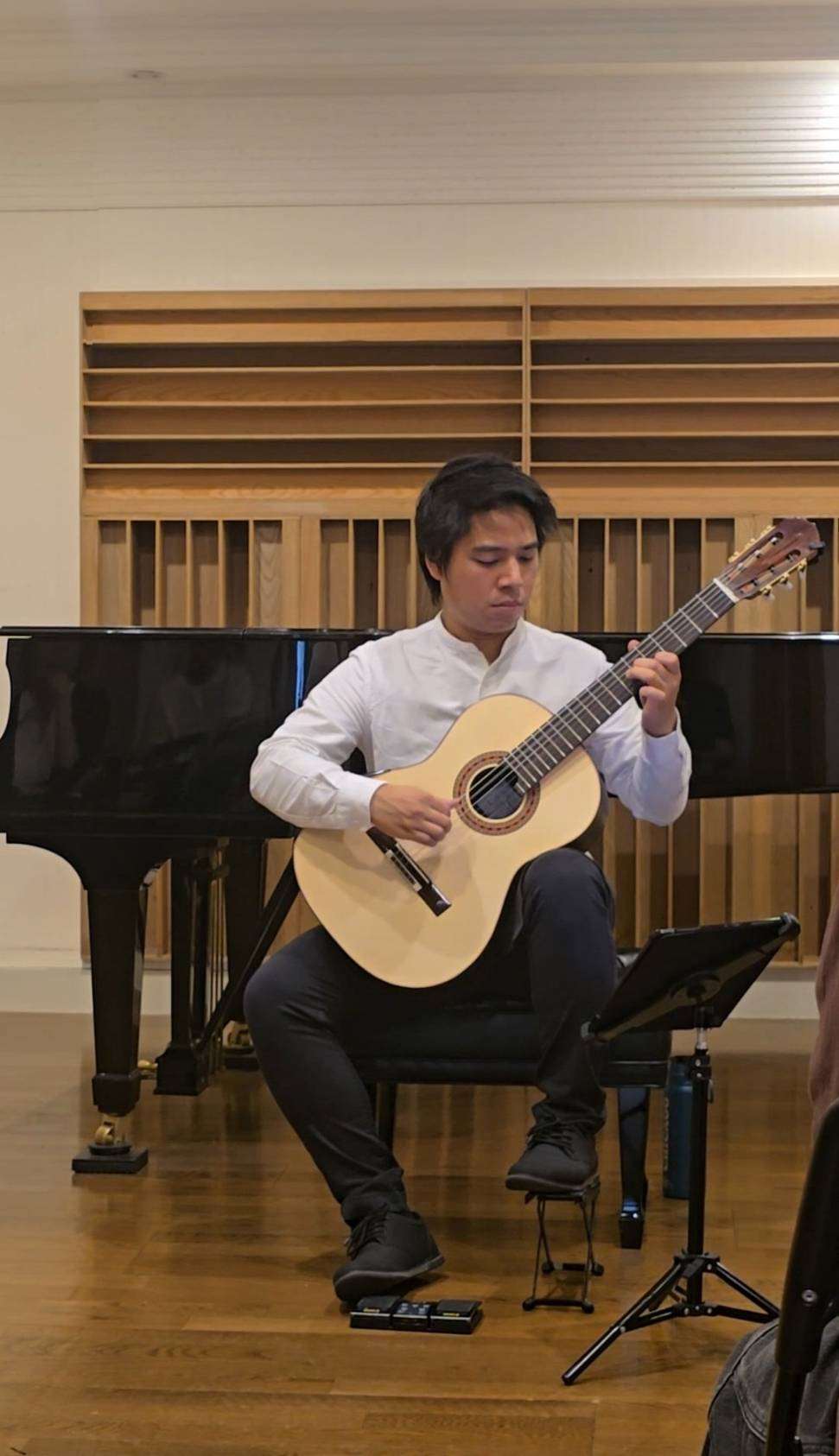 Nghệ sĩ An Trần trong buổi biểu diễn độc tấu guitar tại Đài Bắc vào ngày 16/8 (Ảnh: Hải Ly)