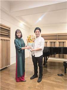 MC Hải Ly (trái) chụp cùng nghệ sĩ guitar An Trần trong buổi concert giao lưu với Hội guitar Đài Loan vào ngày 16/8 tại Đài Bắc (Ảnh: Thu Thủy)