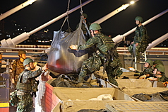 Lực lượng Lục quân lần đầu tiên thực hiện diễn tập “ngăn chặn tuyến đường trọng yếu” tại cầu Đạm Giang ở Tân Bắc. (Ảnh: CNA)