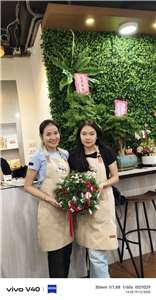 Chị Phan Hồng Cẩm và con gái Lý Hinh Nghiên tại tiệm đồ chay và bánh mì do con gái chị vận hành quản lý (Ảnh: Nhân vật cung cấp)