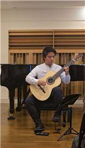 Nghệ sĩ An Trần trong buổi biểu diễn độc tấu guitar tại Đài Bắc vào ngày 16/8 (Ảnh: Hải Ly)