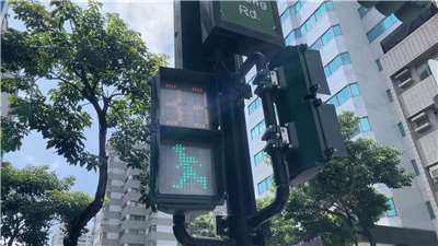 Còn 20 giây để qua đường, nhưng hình người xanh dành cho người đi bộ lại "chạy như bay"