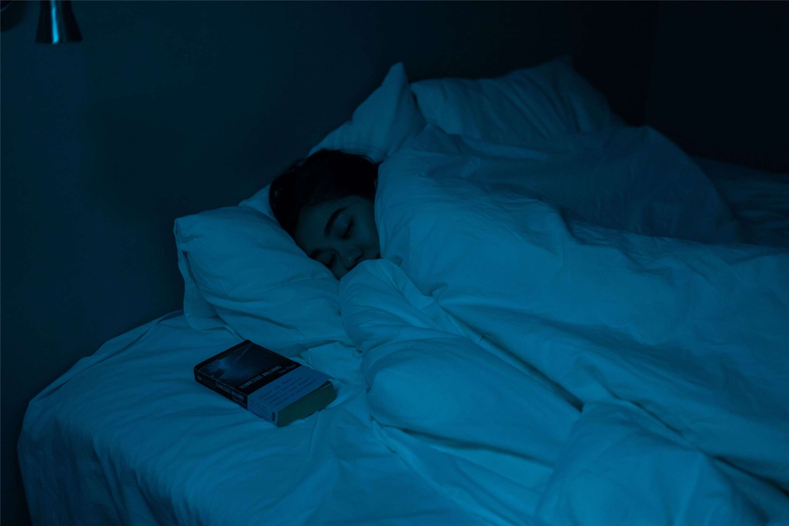 Tiếp xúc với ánh sáng yếu trong khi ngủ cũng có thể làm tăng nguy cơ suy tim. (Ảnh: Pexels)