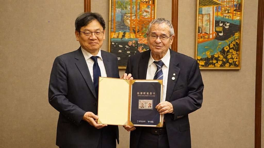 Ủy ban Phát triển Quốc gia cấp Thẻ Vàng việc làm cho ông Arieh Warshel, học giả đầu tiên trên thế giới được cấp Thẻ Vàng việc làm của Đài Loan với tư cách một nhà khoa học đoạt giải Nobel.