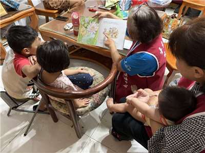 Đài Đông đưa hoạt động đọc sách cùng con đến tận nhà. (Ảnh: Chính quyền huyện Đài Đông)