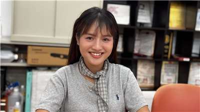 Lê Thị Kim Anh trả lời phỏng vấn trong chuyên mục "Nhịp sống Đài Loan" do Lệ Phương thực hiện