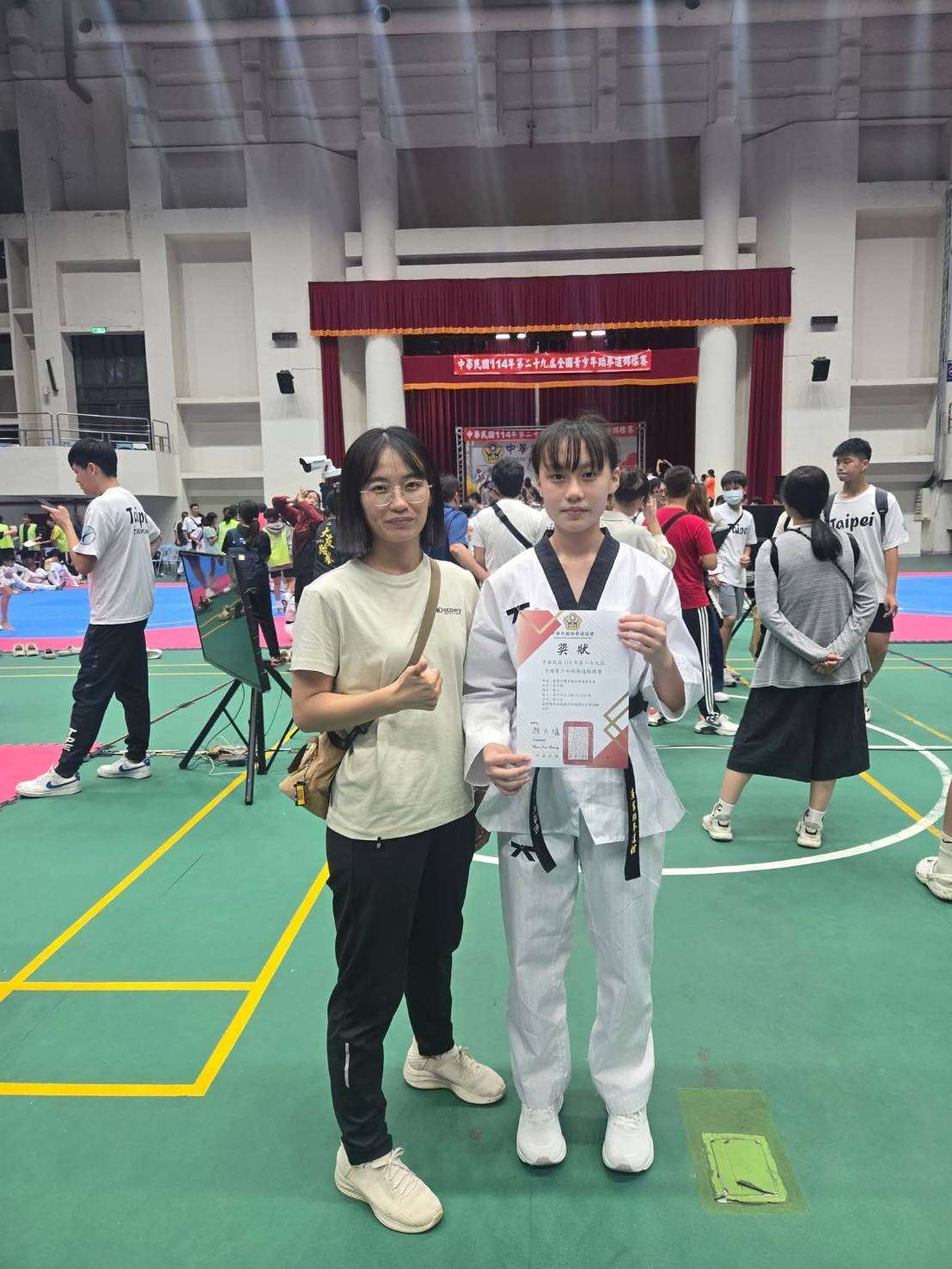 Tả Vu Văn (左于紋) và mẹ Hoa. (Ảnh: Đặng Tú Hoa cung cấp)