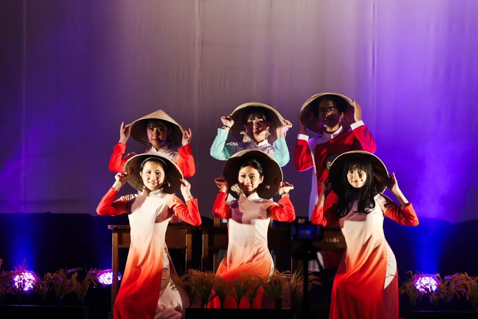 Các thành viên đoàn kịch là các bạn con em di dân gốc Việt trong trang phục áo dài Việt Nam truyền thống (Ảnh: Hoàng Thần Khải cung cấp)