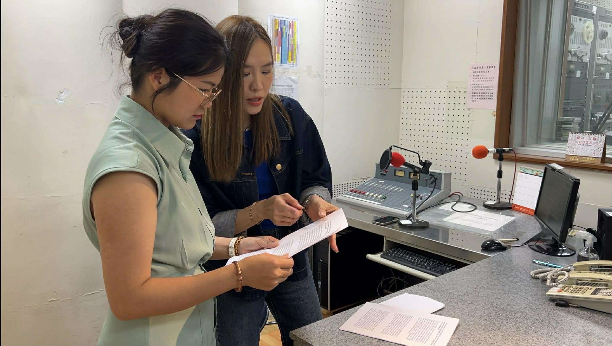 MC Tường Vy đã hướng dẫn các em về các kỹ năng khi đọc bản tin. (Ảnh: Rti)