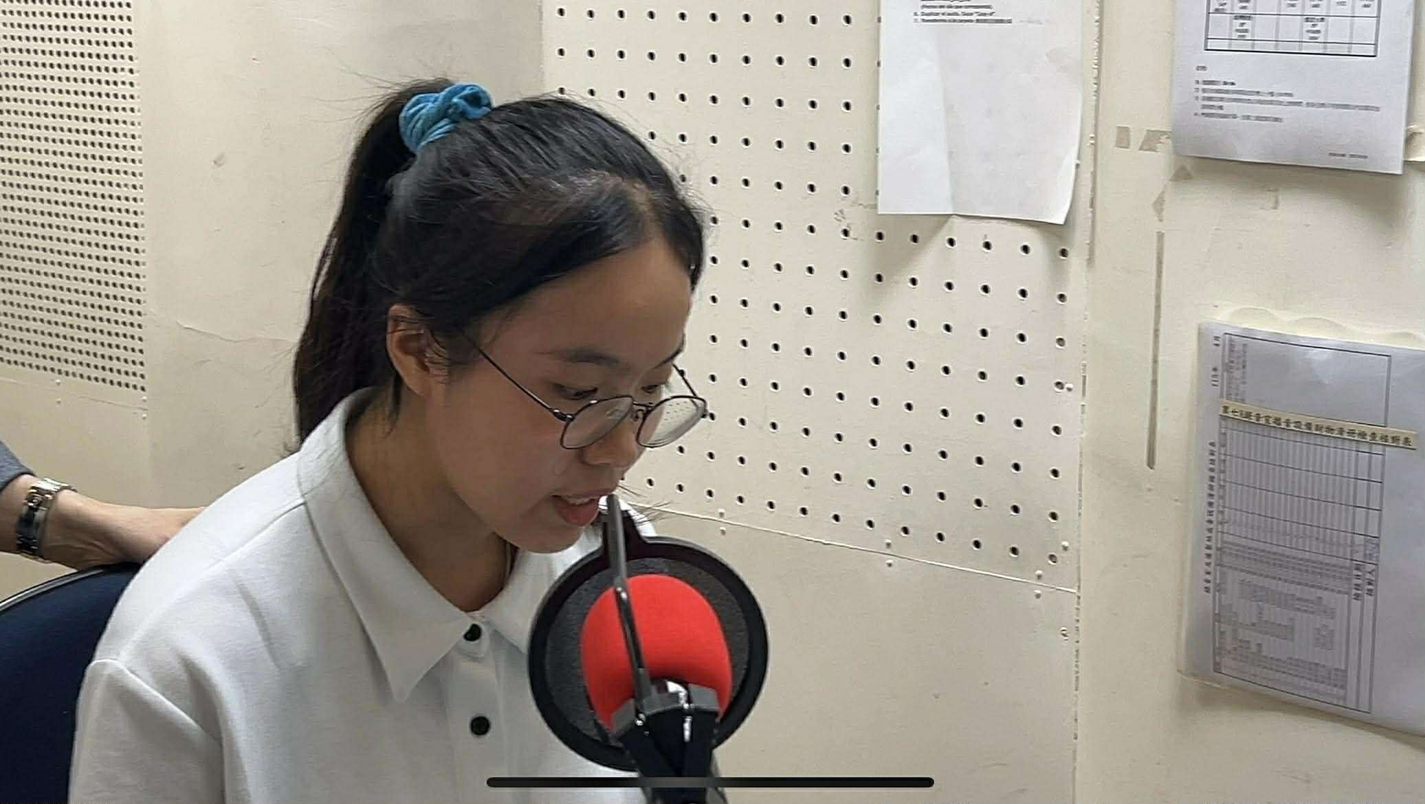 Các bạn sinh viên Việt Nam được trải nghiệm làm phát thanh viên tại đài Rti. (Ảnh: Rti)