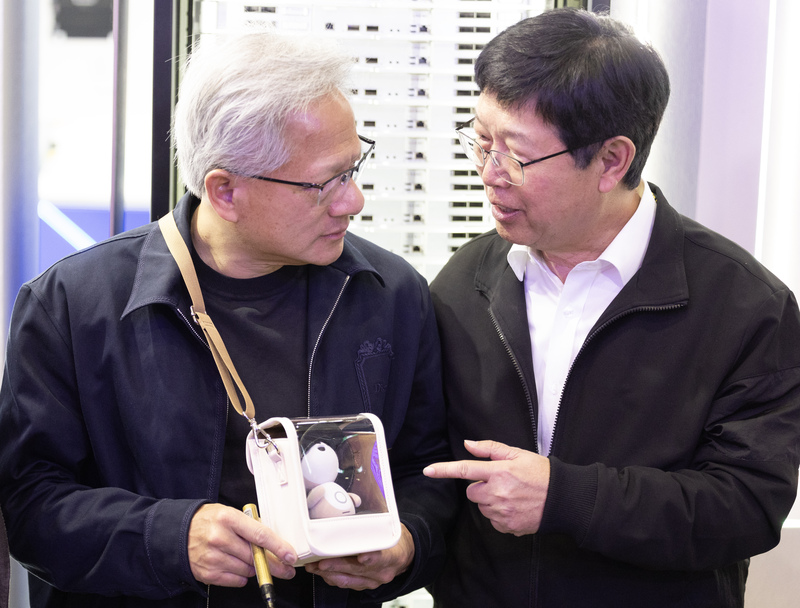 CEO Foxconn Lưu Dương Vỹ tặng ông Jensen Huang thú cưng AI Poketomo (ảnh: CNA)